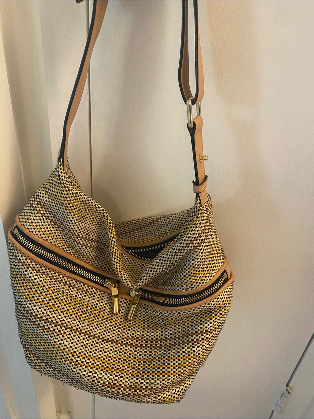 Women’s Medium Tan Shoulder Crossbody Bag Used